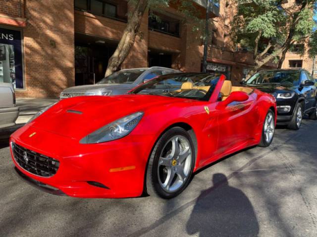 Ferrari California 4.3 460cv usado rojo Trasera $500.000
