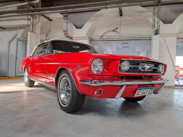 Ford Mustang V8 1966 nafta $131.733