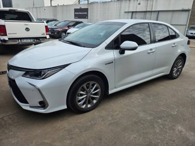 Toyota Corolla 1.8 Hev Xei Ecvt 2022 Delantera blanco Pilar