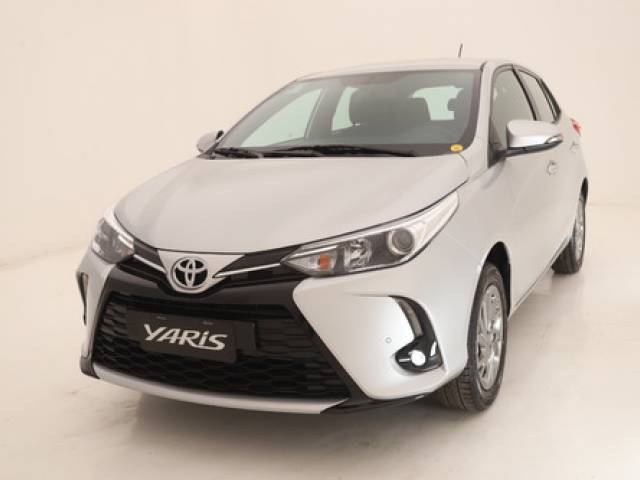 Toyota Yaris 1.5 107cv Xls Cvt Hatchback blanco 1.5 $153.289