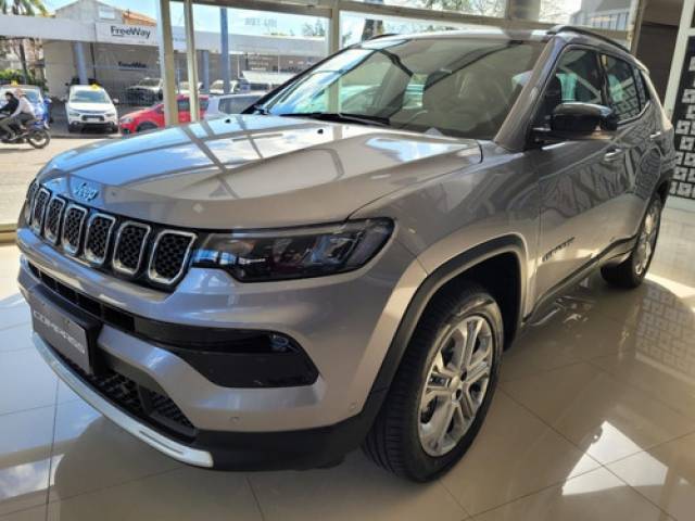 Jeep Compass 1.3 T270 Longitude Plus At6 SUV 4x2 gris $40.000.000